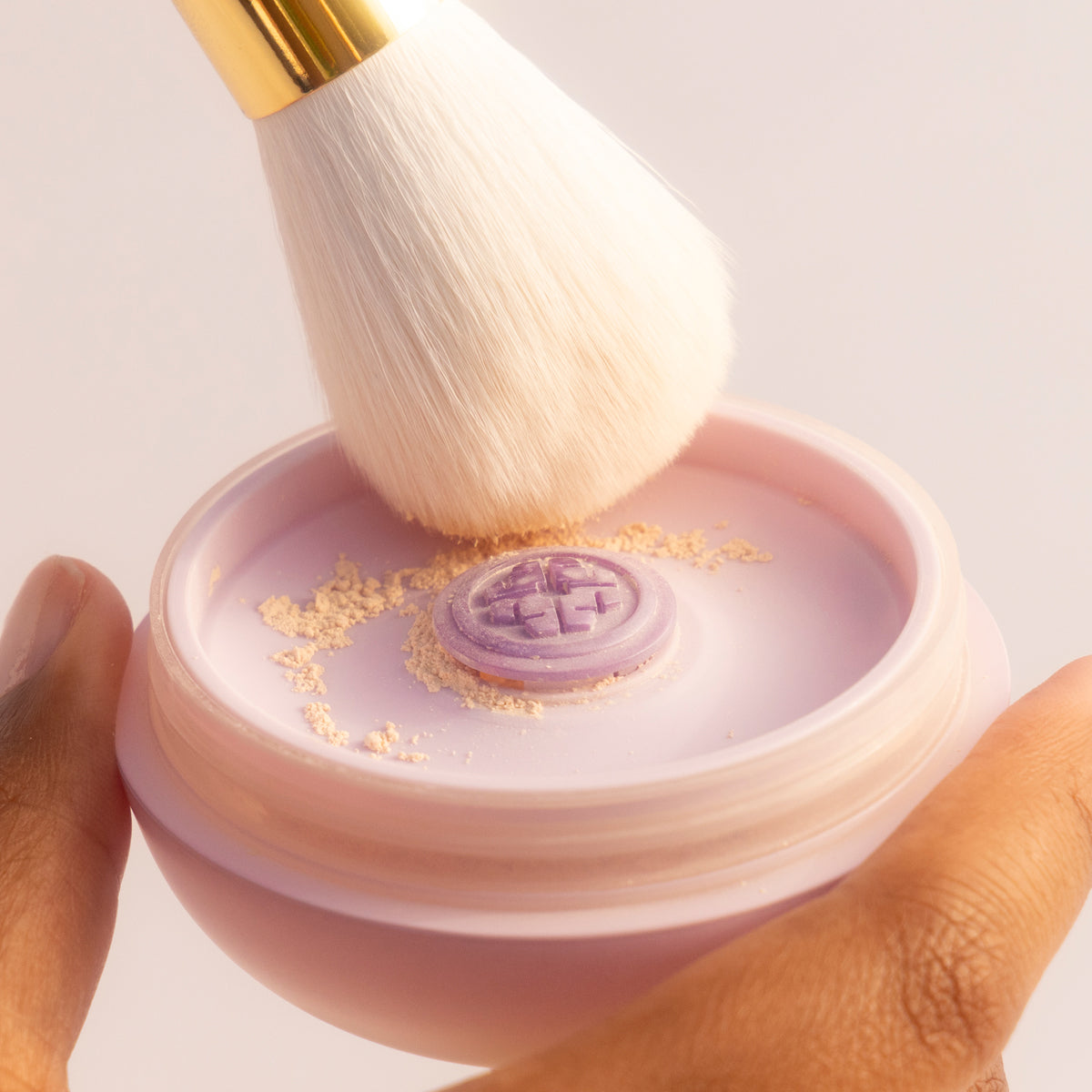 The Silk Powder Even Looking Tone Face Powder for Everyday Use